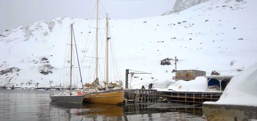 Greenland-transportation-for-skiers
